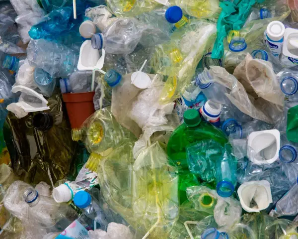 Góra plastiku: butelki, kubeczki, folie. To wszystko to odpady zmieszane, kod do segregacji.