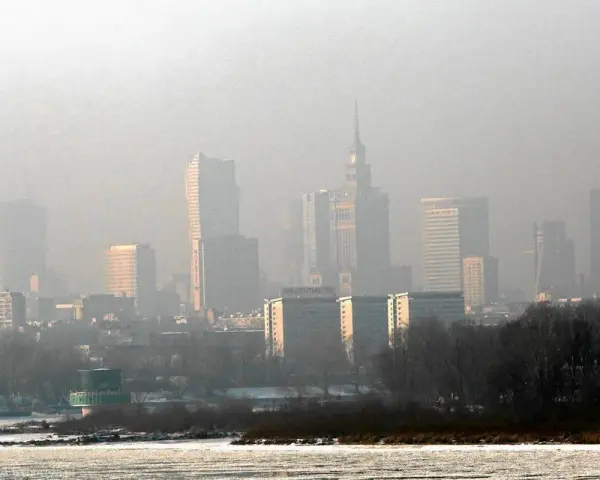 Dlaczego w Warszawie jest smog? Niska emisja, auta i pogoda