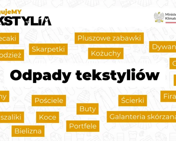 Grafika informuje o segregacji odpadów tekstylnych: plecaków, zużytej odzieży, skarpetek, pluszowych zabawek, kożuchów, dywanów, obrusów, torebek, zasłon, pościeli, butów, ścierki, firan, czapek i szalików, koców, galanterii skórzanej, bielizny i portf...