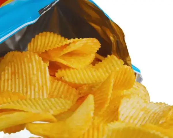 Chrupki wysypujące się z niebieskiej paczki. Pytanie: gdzie wyrzucić opakowanie po chipsach?