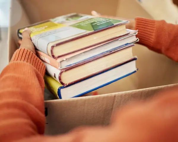 Układanie książek do kartonu, by je oddać. Zastanawiasz się, gdzie oddać książki? Może biblioteka lub punkt zbiórki?