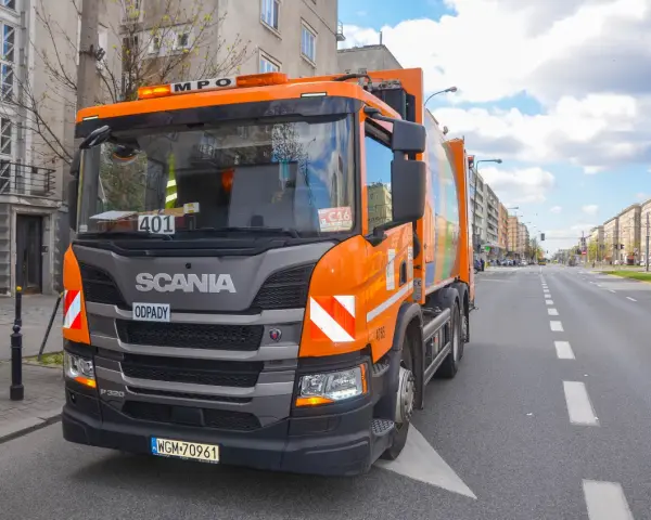 Kto wywozi śmieci w Warszawie? Firmy, harmonogram, zgłoszenia