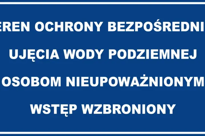 Tablica informuje o strefach ochronnych ujęć wody podziemnej. Wstęp dla osób nieupoważnionych jest zabroniony.