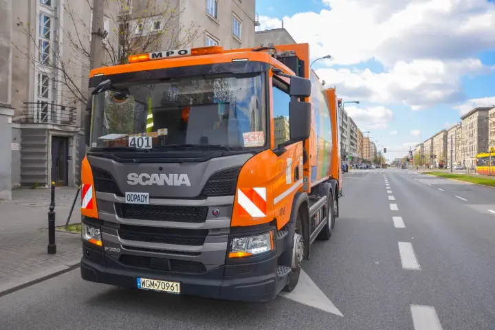 Kto wywozi śmieci w Warszawie? Firmy, harmonogram, zgłoszenia
