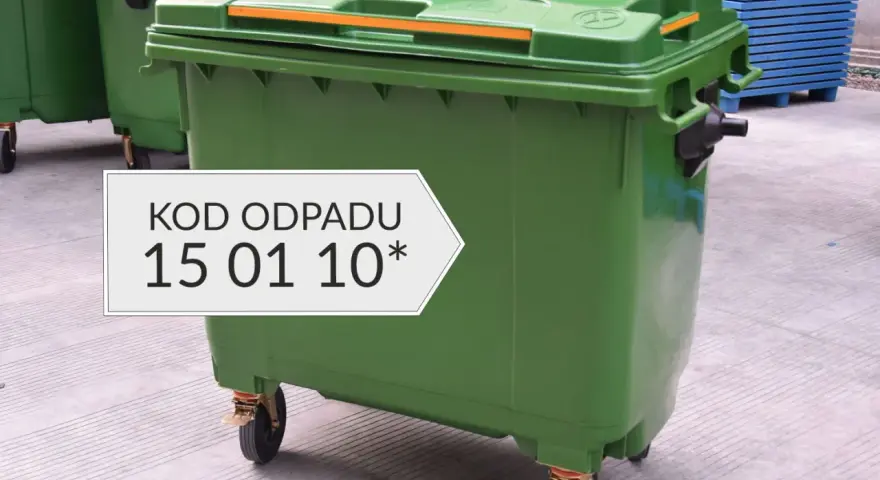Zielony kosz na śmieci z kółkami, oznaczony kodem odpadu 15 01 10*.