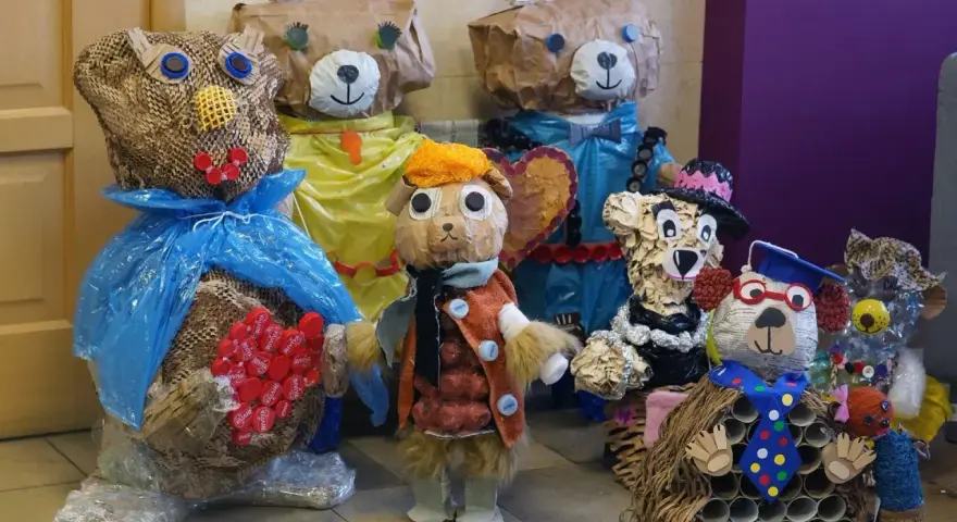 Grupa misiów i sowa z recyklingu, każdy z unikalnym strojem. To wspaniały eko pojazd z recyklingu, który zachwyca kreatywnością.