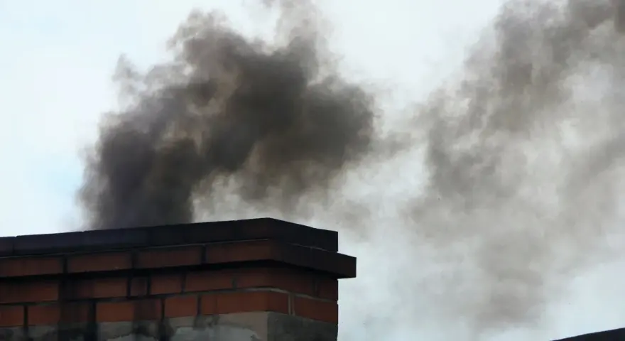 Smog z komina: Gdzie i jak skutecznie zgłosić palenie śmieciami?