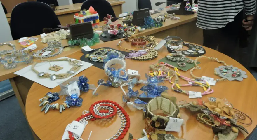 Biżuteria z recyklingu: Jak tworzyć i gdzie kupić unikalne cuda?