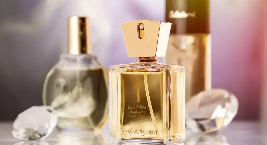 Złoty flakon perfum Yves Saint Laurent. Gdy się skończą, zastanawiasz się, gdzie wyrzucić flakon po perfumach.