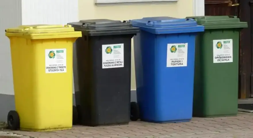 Cztery pojemniki na śmieci: żółty na tworzywa sztuczne, czarny na metale, niebieski na papier i tekstury, zielony na szkło. Gdzie wyrzucić brudny plastik? Do żółtego.