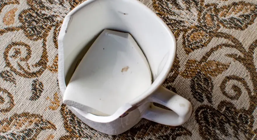 Pęknięty kubek? Gdzie wyrzucić ceramikę, by nie psuć recyklingu