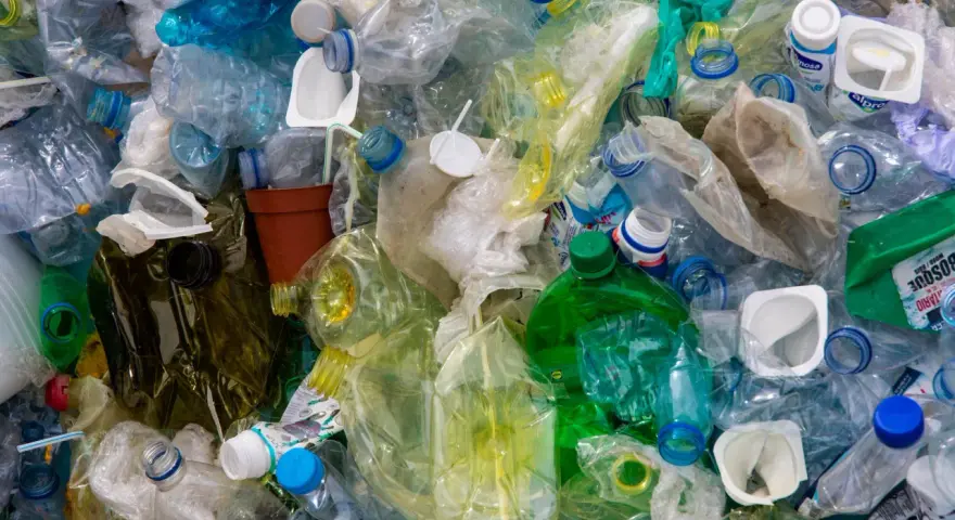 Góra plastiku: butelki, kubeczki, folie. To wszystko to odpady zmieszane, kod do segregacji.