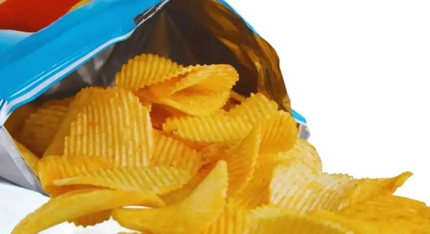 Chrupki wysypujące się z niebieskiej paczki. Pytanie: gdzie wyrzucić opakowanie po chipsach?