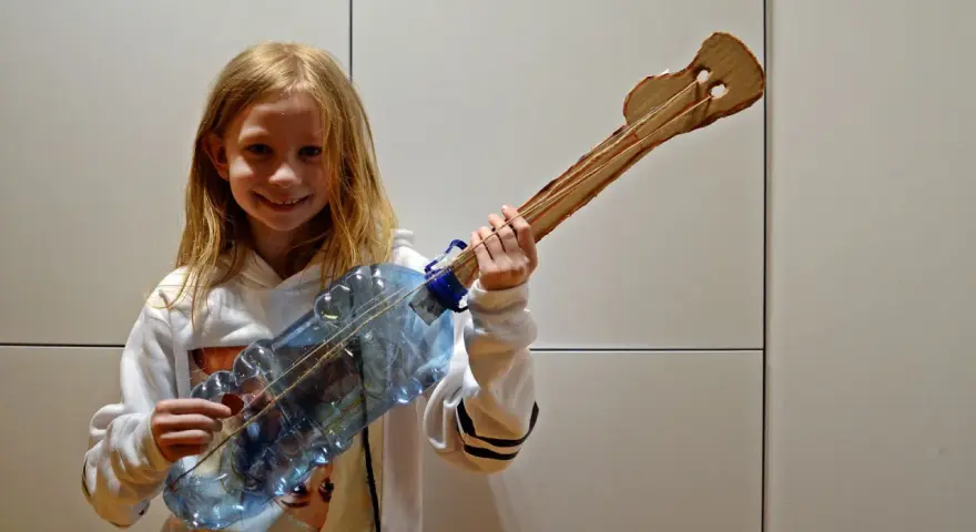DIY instrumenty z recyklingu: Kreatywna zabawa dla dzieci i rodziny