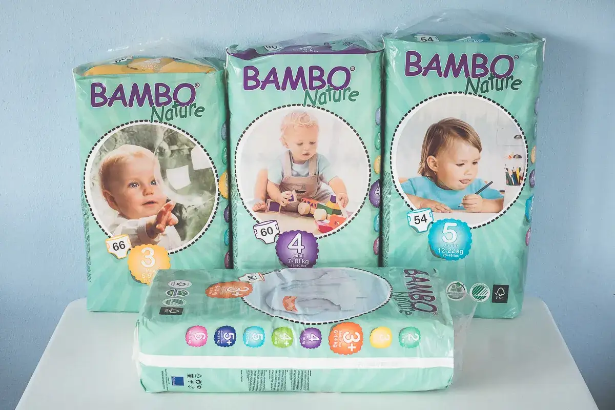 Pieluchy biodegradowalne w zielonym otoczeniu