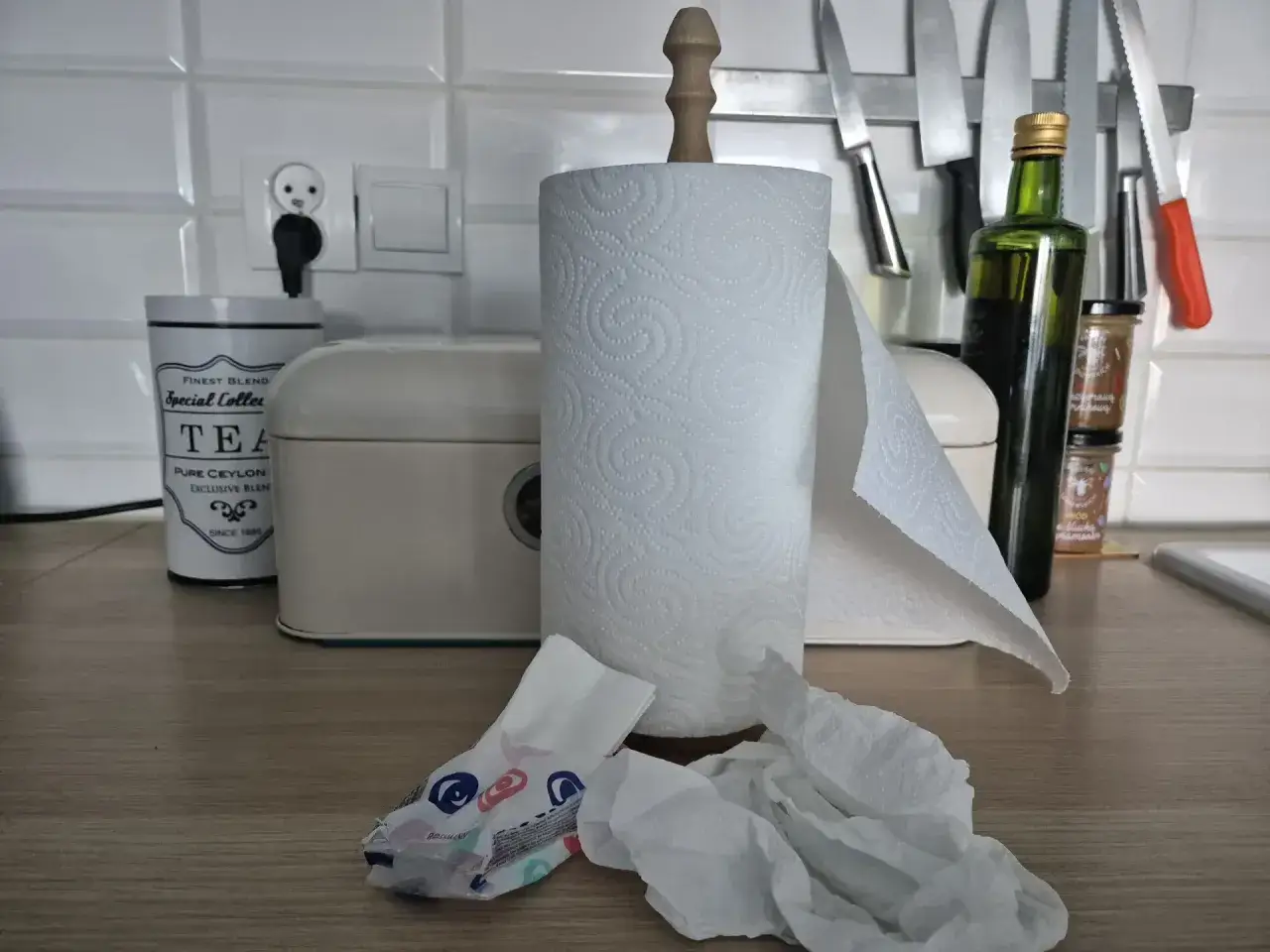 Na blacie kuchennym leżą zużyte ręczniki papierowe. Zastanawiasz się, gdzie wyrzucać ręczniki papierowe? Zazwyczaj do odpadów zmieszanych.