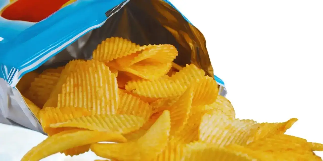 Chrupki wysypujące się z niebieskiej paczki. Zastanawiasz się, gdzie wyrzucić opakowanie po chipsach? Do plastiku lub zmieszanych.