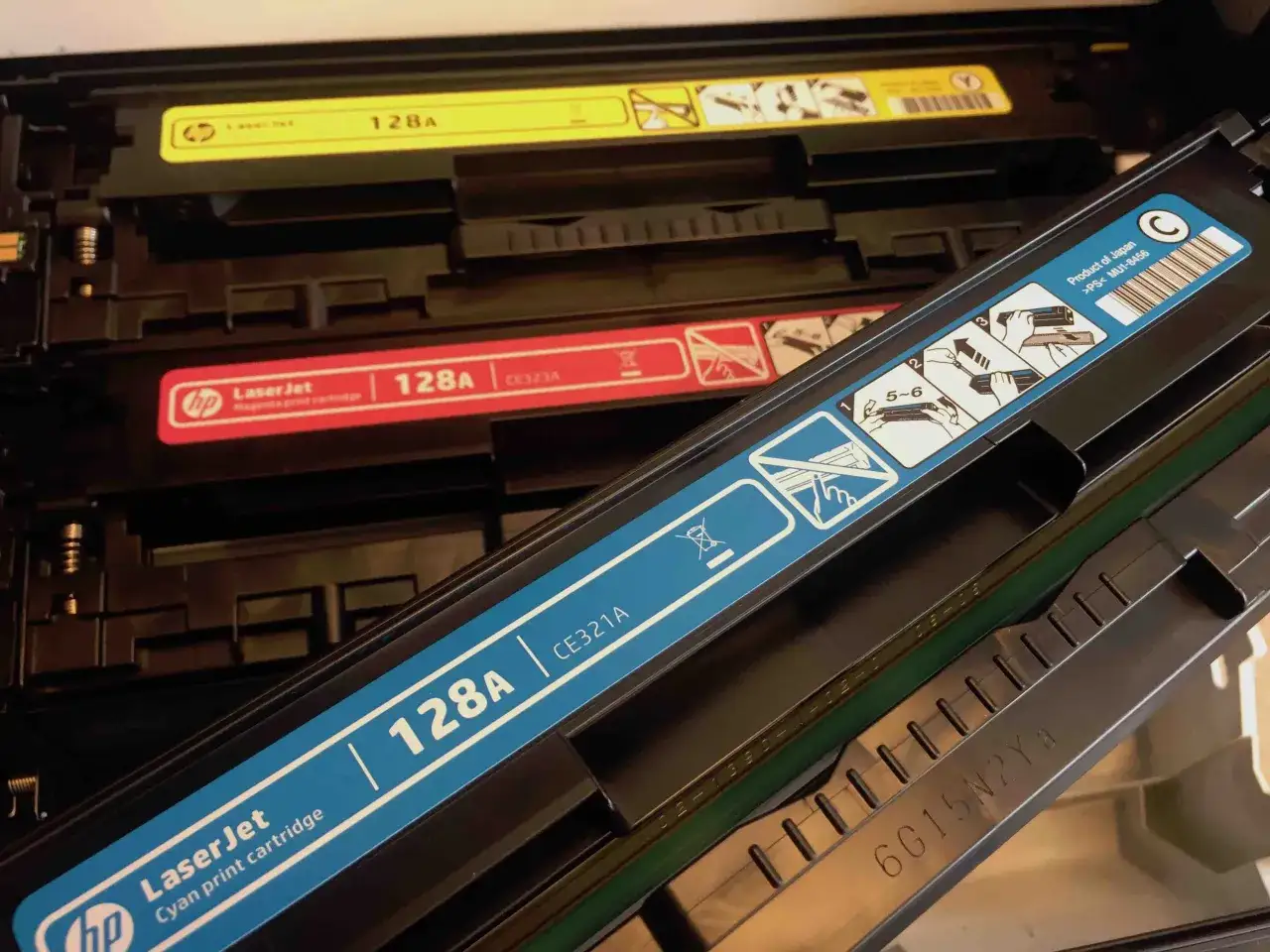 Kolorowe tonery HP LaserJet 128A (żółty, magenta, cyjan) gotowe do wymiany. Pamiętaj o odpowiednim kodzie odpadu dla zużytych tonerów.
