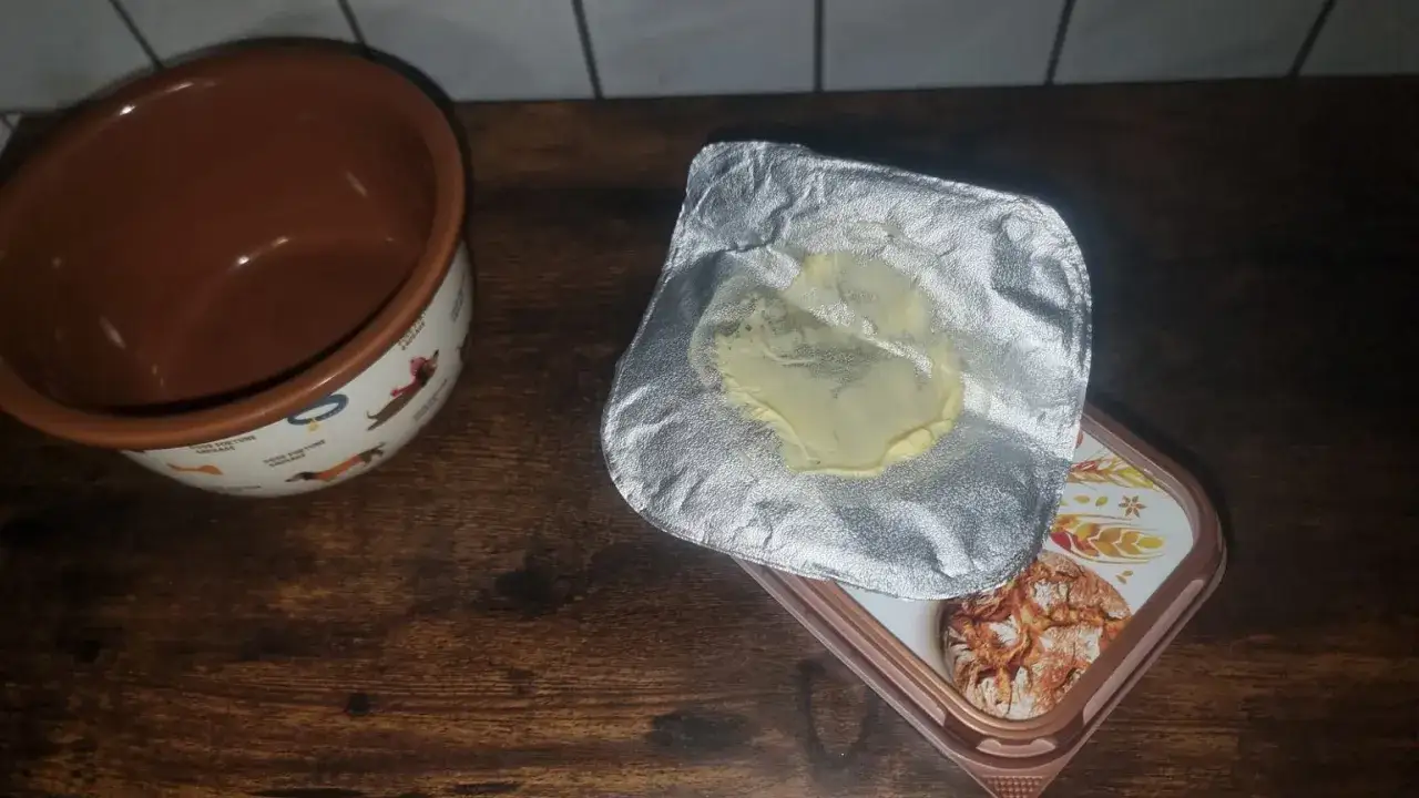 Opakowanie po maśle, z resztkami tłuszczu, leży obok miseczki z pieskami. Gdzie wyrzucić opakowanie po maśle? Do plastiku.