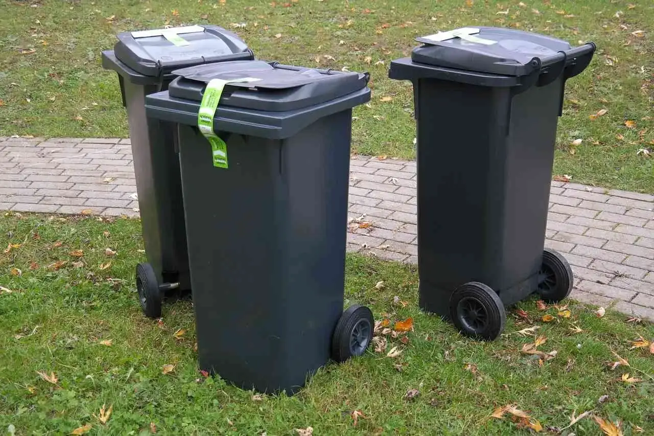 czarny pojemnik na odpady zmieszane