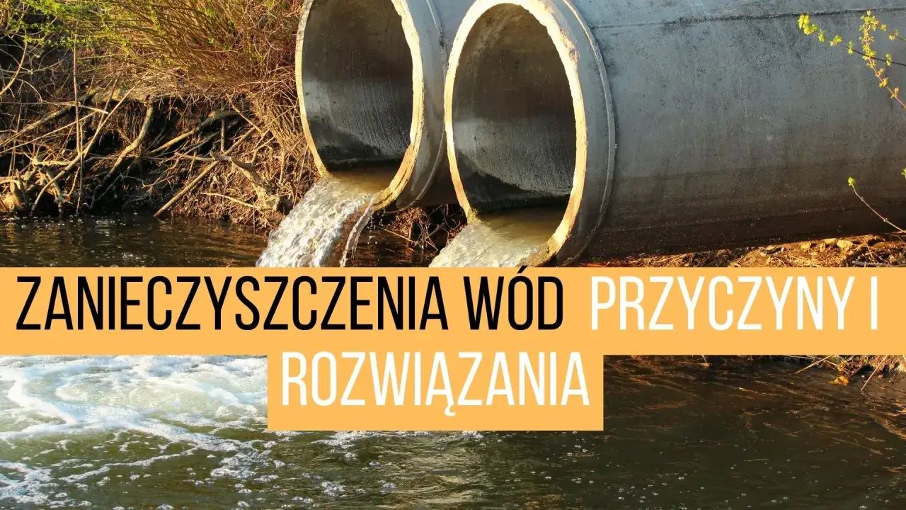 Dwa betonowe rury odprowadzają wodę do rzeki, powodując zanieczyszczenia. Tekst: 
