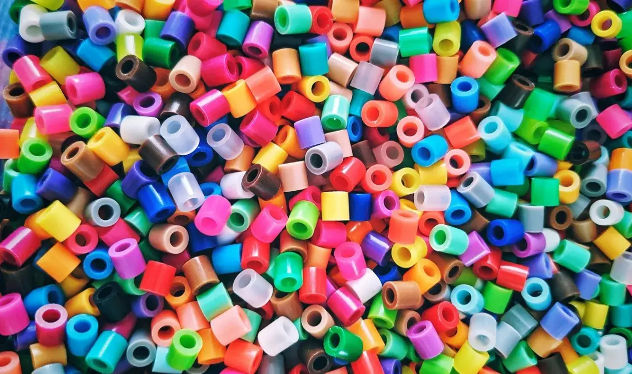 Kolorowe koraliki, idealne do tworzenia dzieł sztuki z recyklatu.