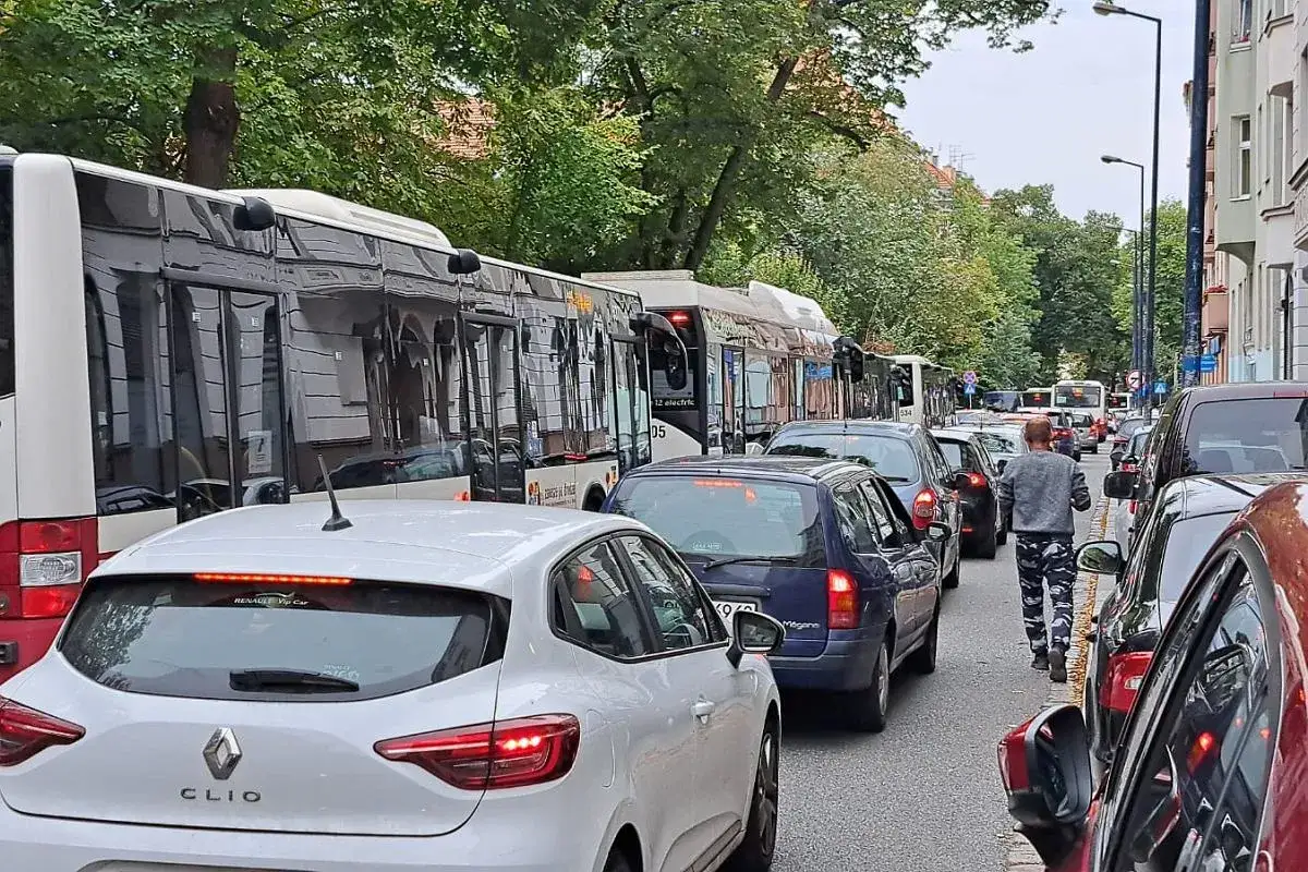 Korki samochodowe w mieście, spaliny z aut