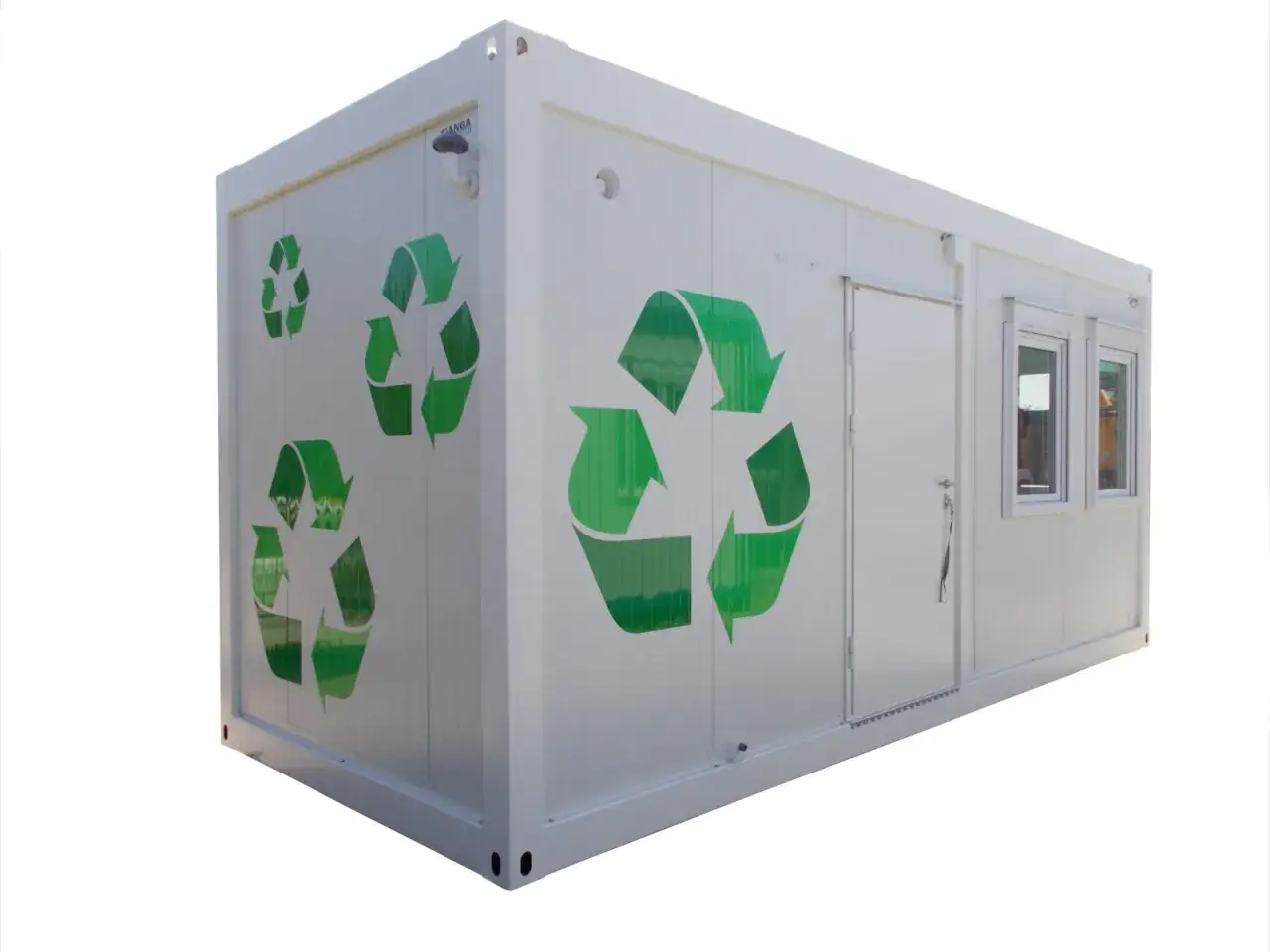 Kontener z zielonymi symbolami recyklingu. Idealne miejsce, gdzie wyrzucić wykładzinę pcv i inne odpady.