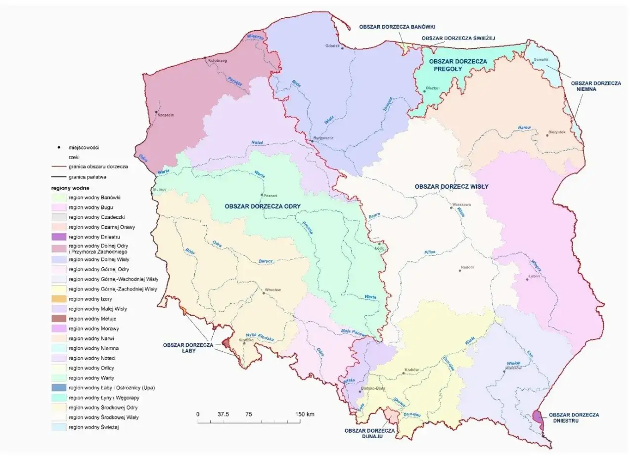 Mapa Polski z podziałem na obszary dorzeczy i regiony wodne. Kolory wskazują różne regiony, co pomaga zrozumieć zagrożenie powodziowe.
