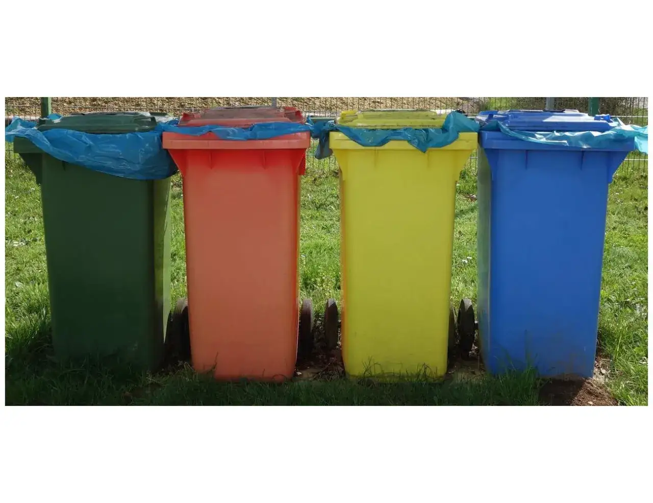 Folia bąbelkowa w żółtym pojemniku na śmieci