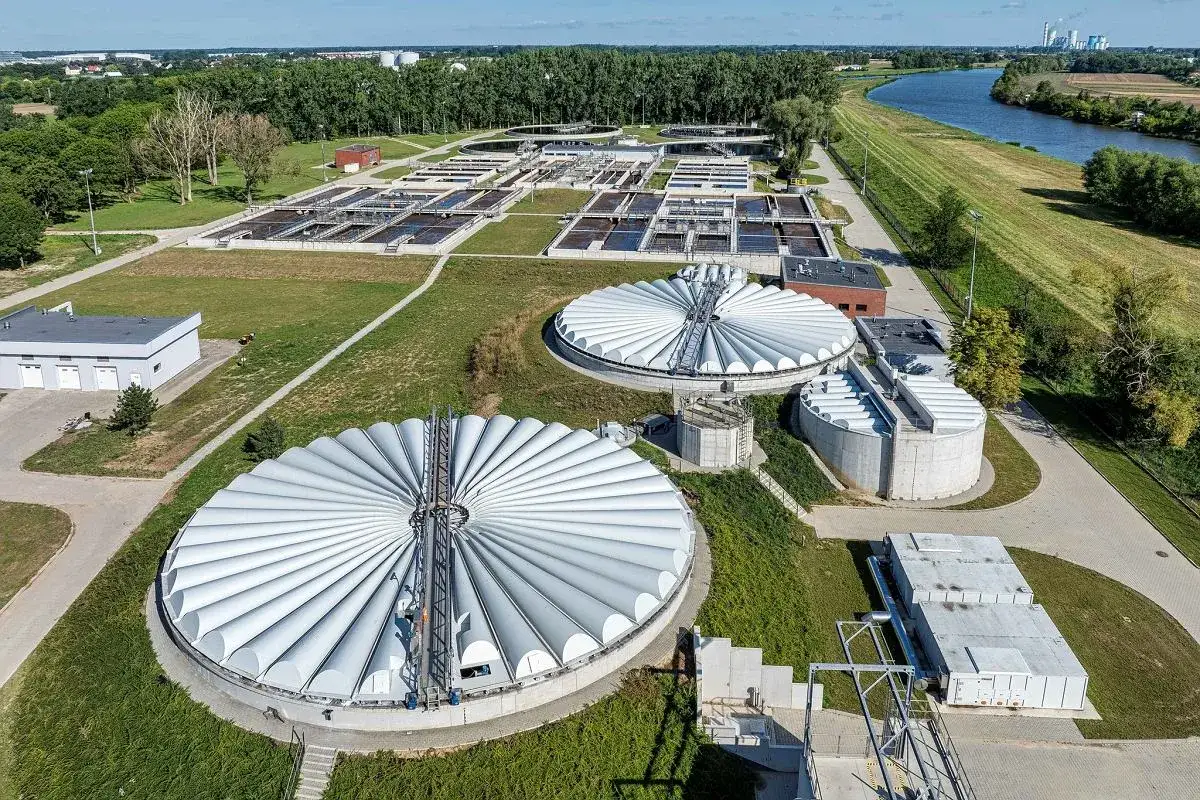 Nowoczesna oczyszczalnia ścieków z panelami słonecznymi