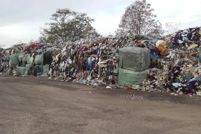Góra śmieci, głównie ubrań, z zielonymi belami. Zastanawiasz się, ile rozkłada się metal w takim miejscu?